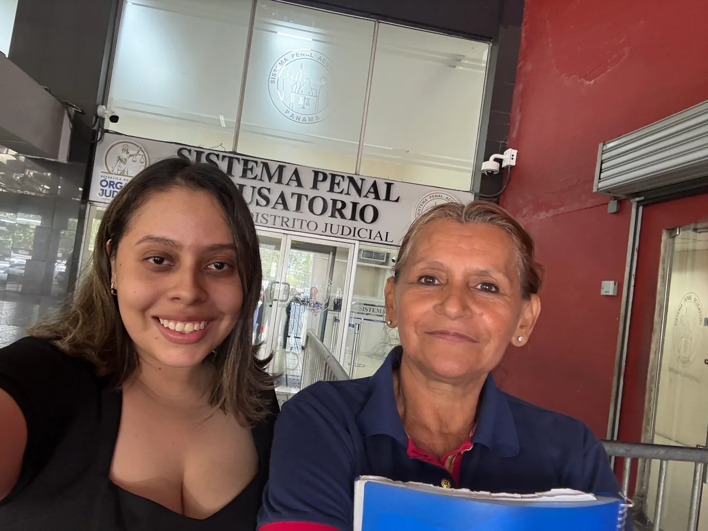 Alicia Fasta junto a una mujer frente al Sistema Penal Acusatorio de Panamá