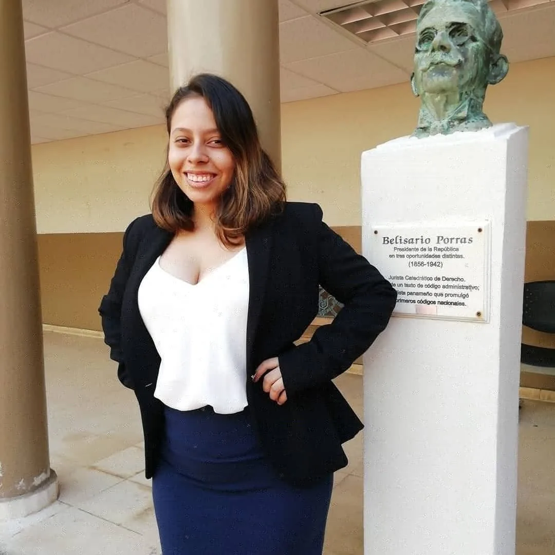 Alicia Fasta en un espacio profesional en Panamá